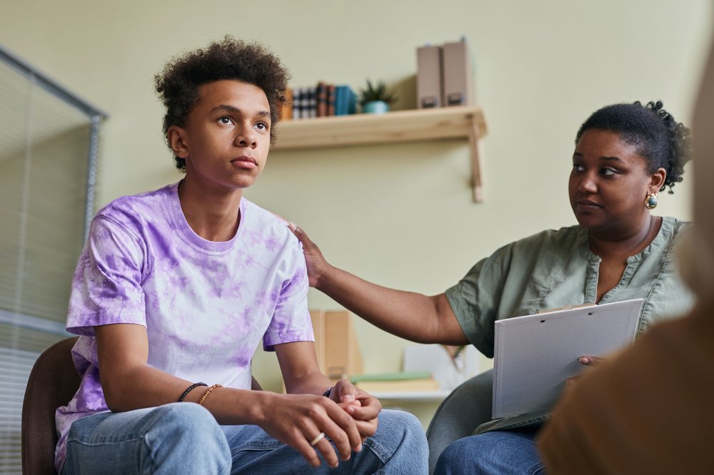 Boy_sat_down_in_a_support_appointment_with_a_.width-1000